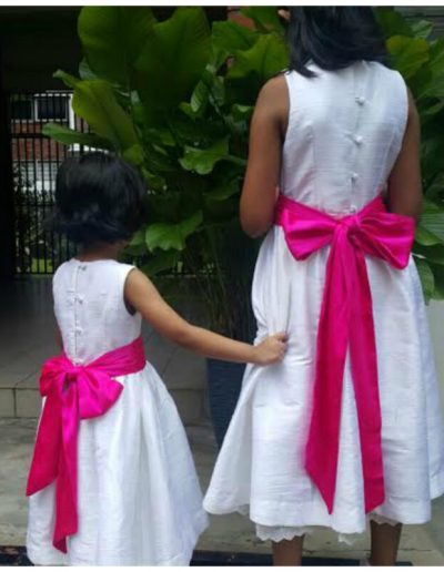 klassisches Blumenmädchenkleid, Schnittmuster, Videokurs, mit weißem Kleid und Schlaufenverschluß, rosa