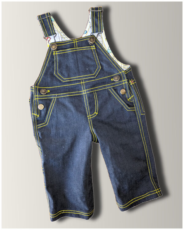 Bobby Dazzler Latzhose. in Jeansstoff, genäht nach einem Schnittmuster von Frocks & Frolics.