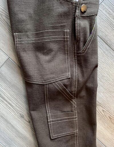 Latzhose aus braunem Jeansstoff mit aufgesetzten Taschen, doppelt abgesteppt.. Schnittmuster Frocks and Frolics mit Videokurs.