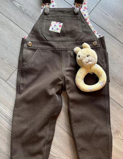 Baby Latzhose aus Jeansstoff.